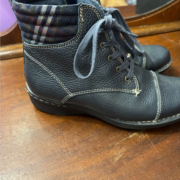 Clarks Shoes - Clark’s Women’s Navy Leather boots Sz6.5 rubber sole